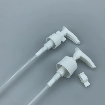 Pompe blanche en plastique normale de distributeur de lotion de 24mm pour des boîtes
