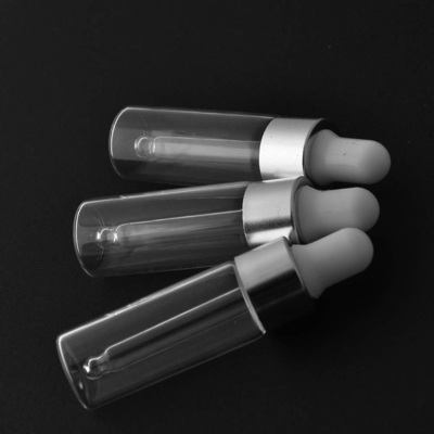 Bouteilles en verre de compte-gouttes d'ODM d'OEM de mini bouteilles argentées de l'huile 5ml essentielle