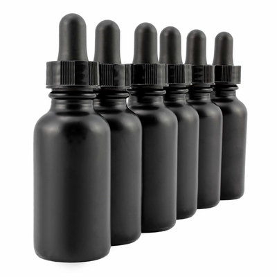 La bouteille en verre noire de l'oeil 30ml cosmétique avec le compte-gouttes se renversent non